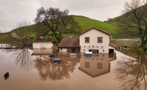 En California, ordenan evacuar localidades por extremas lluvias e inundaciones; ya van 12 muertos