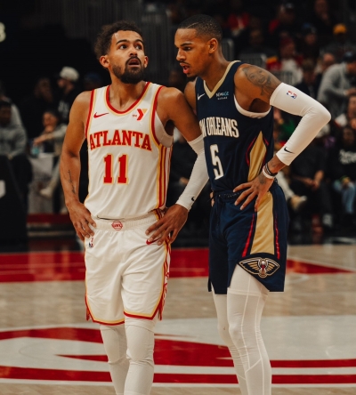 Los Lakers tras la estrella Trae Young de Atlanta