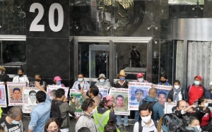 Se manifiestan en la sede central de la FGR familiares de los 43 normalistas desaparecidos de Ayotzinapa