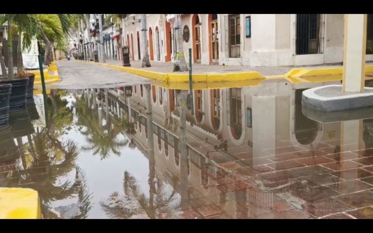 Fuerte lluvia deja inundaciones y encharcamientos en el Centro Histórico