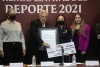 Cheque por 100 mil pesos reciben Luz Daniela Gaxiola y Juan Diego Garc&iacute;a por su Premio Estatal del Deporte 2021