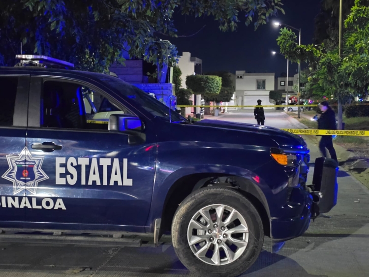 Rafaguean la fachada de una casa y una camioneta con muebles, en el Fraccionamiento Stanza Cantabria, al Norte de Culiac&aacute;n