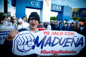 Estudiantes, docentes y trabajadores activos y jubilados de la UAS se manifiestan de manera pac&iacute;fica en Ciudad Universitaria