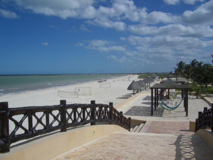 Cierran playas y malecones de Yucat&aacute;n para frenar contagios de covid