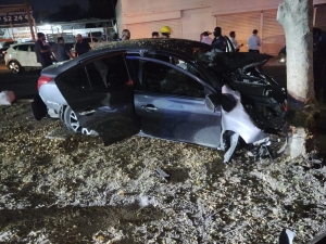 Muere joven al chocar con un &aacute;rbol en la colonia Las Quintas