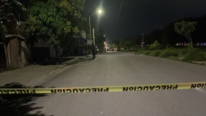 Asesinan a balazos a un joven frente a locales comerciales en la colonia Amistad