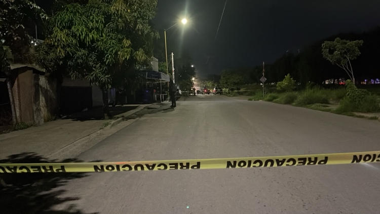 Asesinan a balazos a un joven frente a locales comerciales en la colonia Amistad