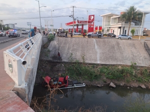 &iexcl;La vieron cerca! Pareja de j&oacute;venes se van a pique a canal pluvial, en Culiac&aacute;n