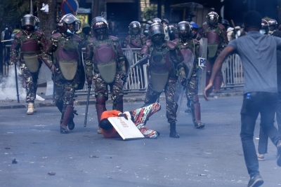 Manifestantes irrumpen en el Parlamento de Kenia ante alzas en impuestos; policías abren fuego en contra de ellos
