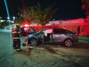 Dos menores de edad sufrieron aparatosa volcadura en Perisur