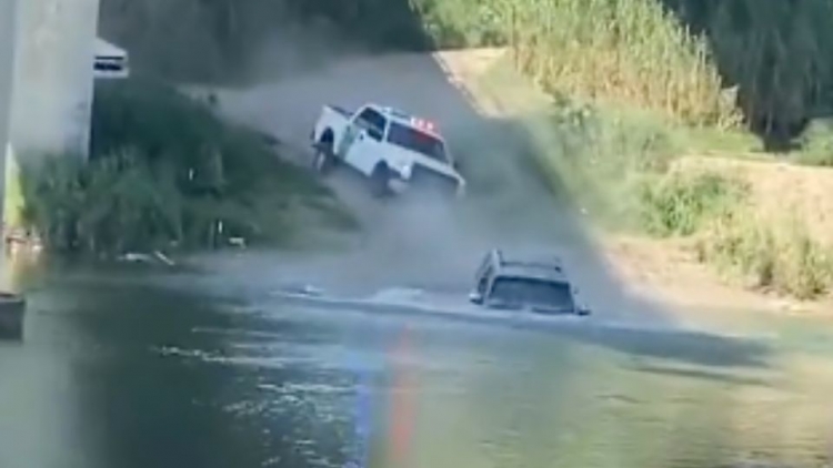 Tensa persecución entre polleros y patrulla fronteriza termina con una camioneta dentro del Río Bravo