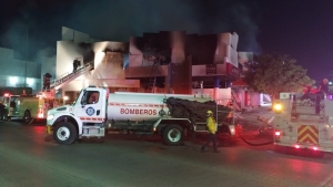En las inmediaciones de Palacio de Gobierno incendian edificio abandonado