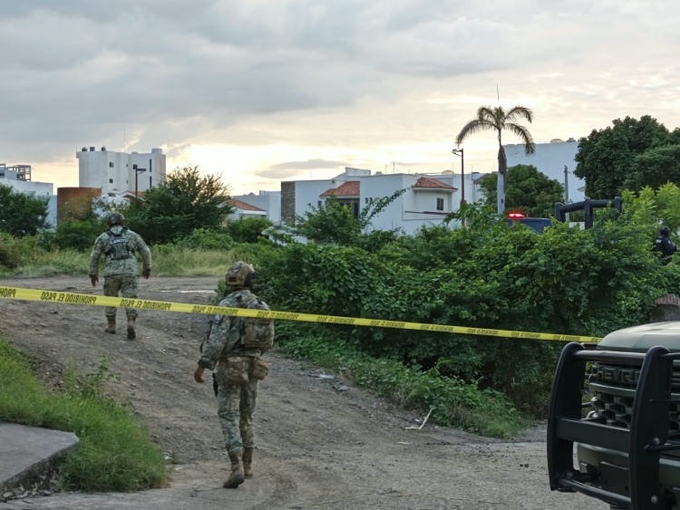 Hallan a un hombre asesinado y envuelto en una cobija en Tierra Blanca en Culiac&aacute;n