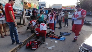 J&oacute;venes motociclistas resultan gravemente heridos al impactarse con camioneta al sur de la ciudad