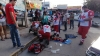 J&oacute;venes motociclistas resultan gravemente heridos al impactarse con camioneta al sur de la ciudad