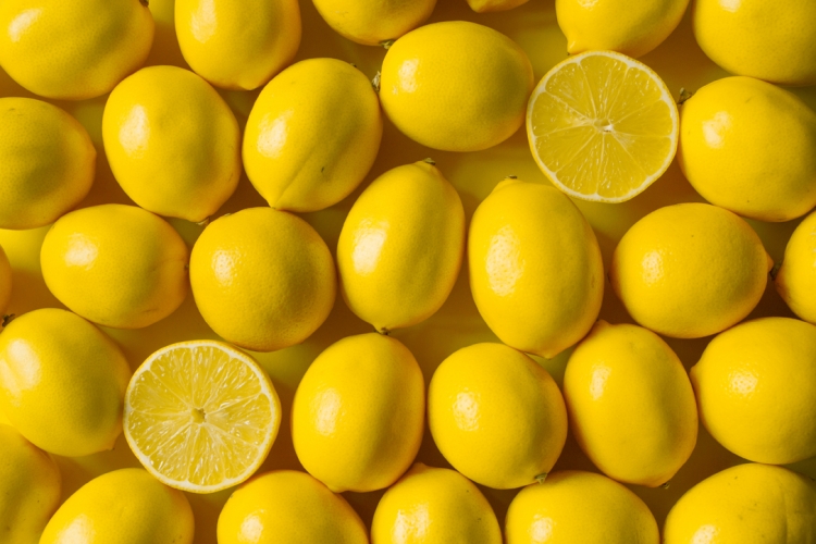 Consumir vitamina C con limón no previene el coronavirus