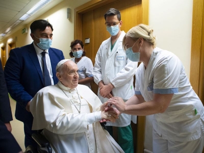 Papa Francisco seguir&aacute; hospitalizado por lo menos 'unos d&iacute;as m&aacute;s'
