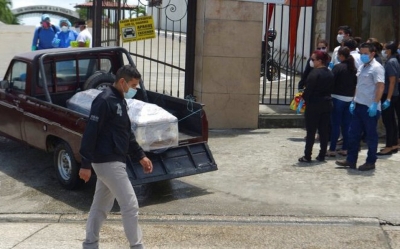 En Ecuador recogen en camiones los cuerpos abandonados de las v&iacute;ctimas del coronavirus