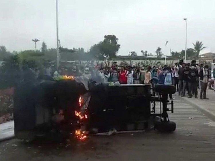 Trabajadores saquean f&aacute;brica de iPhone al no recibir sueldo
