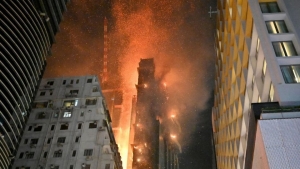 Impactante incendio consume un rascacielos en Hong Kong