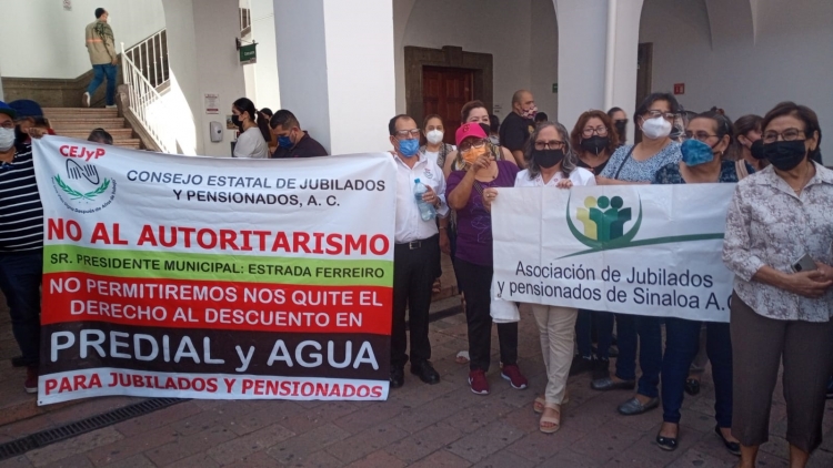 Se manifiestan pensionados en el Ayuntamiento contra el alcalde JEF