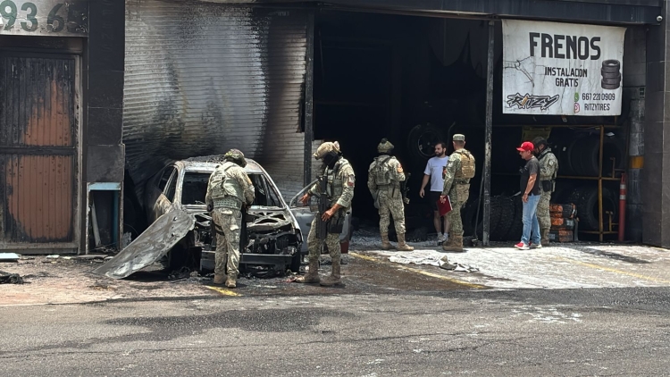 Hombres armados vandalizan e incendian taller en Pradera Dorada, al Norte de Culiac&aacute;n