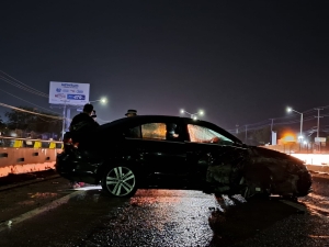El conductor de un automóvil resultó ileso tras impactarse con las guarniciones del bulevar Benito Juárez