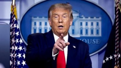 Estados Unidos se acerca a 5 millones de casos de Covid-19 mientras Trump firma medidas econ&oacute;micas.