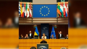 Volodimir Zelenski es recibido efusivamente en Bruselas