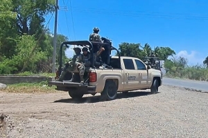 En persecuci&oacute;n vuelca veh&iacute;culo de la Guardia Nacional y deja seis lesionados en Culiacancito