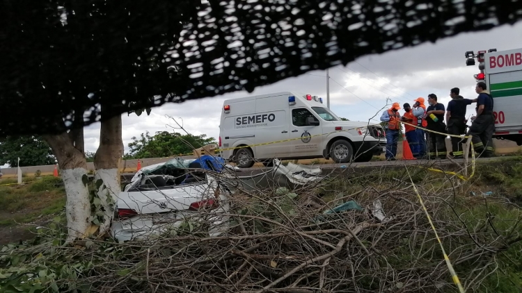 Mueren dos personas en choque en la autopista Benito Juárez, en Culiacán