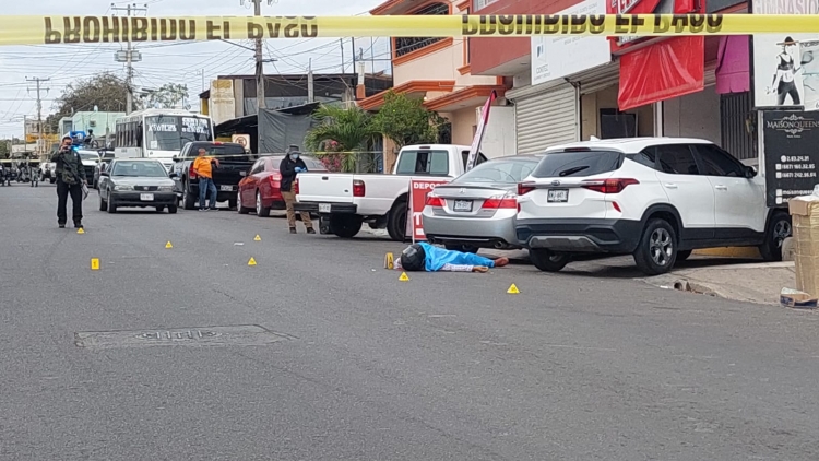 Hombres asesinan a joven motociclista en Culiacán