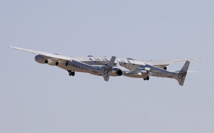 El multimillonario Richard Branson llega al espacio a bordo de cohete de Virgin Galactic