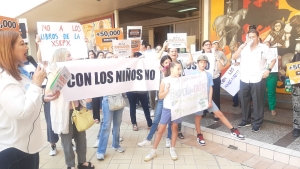 &ldquo;Ciencia s&iacute;, ideolog&iacute;a no&rdquo;, gritan padres de familia en rechazo a los nuevos libros de texto de escuelas