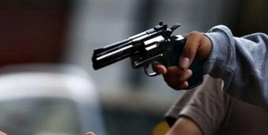 Asaltan con arma a un hombre tras retirar efectivo de cajero, de una sucursal bancaria