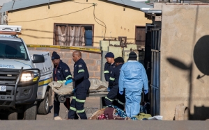 Deja 19 muertos tiroteo masivo en dos bares de Sudáfrica