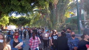 J&oacute;venes de 15 a 17 provocan largas filas para aplicarse la vacuna anticovid