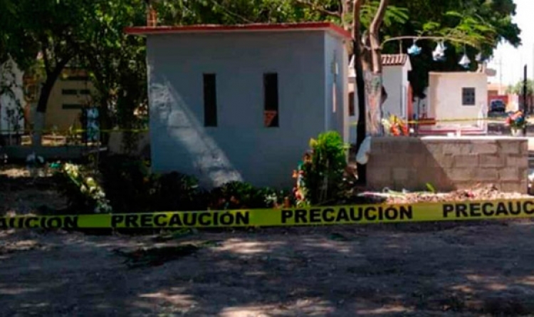 Queman el cadáver de una persona en una tumba del panteón 21 de Marzo, en Culiacán