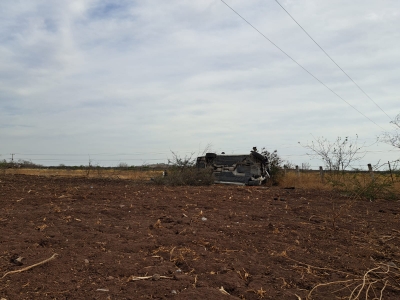 Hallan autom&oacute;vil en perdida total, sin conductor, tras volcarse en la carretera M&eacute;xico 15