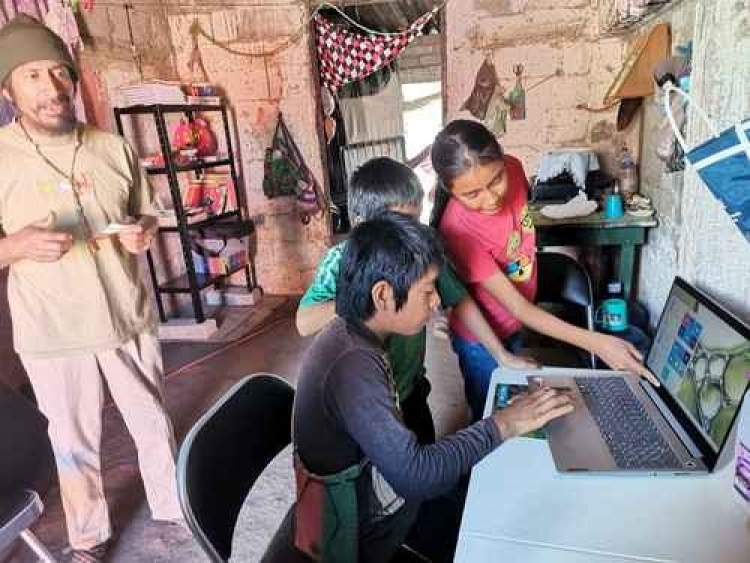 Improvisan en Escuinapa una casa de lectura para ni&ntilde;os jornaleros de Guerrero