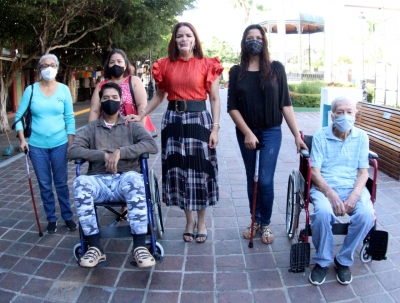 Entregan apoyos funcionales para personas con discapacidad