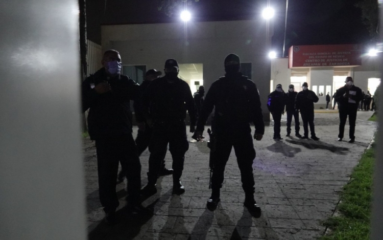 Polic&iacute;as desalojan de forma violenta a mujeres que tomaron sede de la CODHEM en Ecatepec