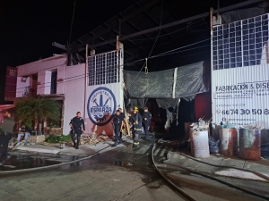 Sin personas lesionadas tras incendio de una carpinter&iacute;a en la colonia Gustavo D&iacute;az Ordaz