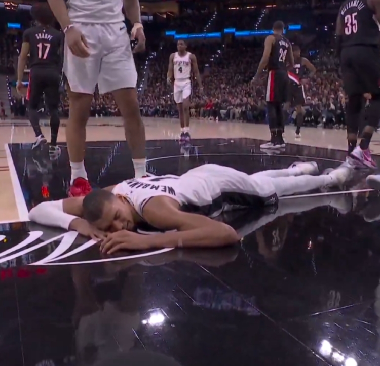 El franc&eacute;s Victor Wembanyama, estrella de la NBA, sufre conmoci&oacute;n cerebral tras pegarse en la cara contra la duela