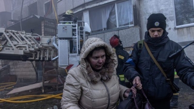 Kiev impone toque de queda por aumento de bombardeos