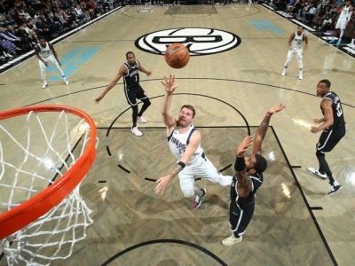 Los 'Mavericks' de Dallas y su estrella Doncic eclipsan a los 'Nets' de Brooklyn