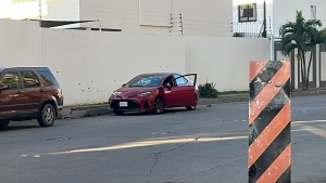 Matan a dos hombres en el interior de un autom&oacute;vil junto al Congreso del Estado en Culiac&aacute;n