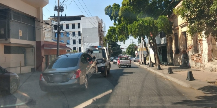 Mano dura contra veh&iacute;culos mal estacionados en el primer cuadro todo diciembre: Tr&aacute;nsito