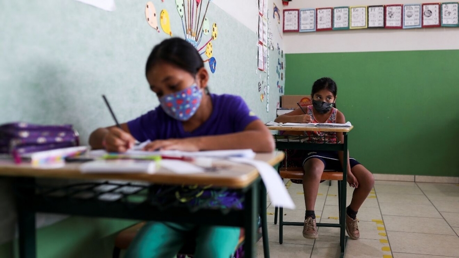 Más de millones de estudiantes mexicanos regresan a clases presenciales en plena pandemia