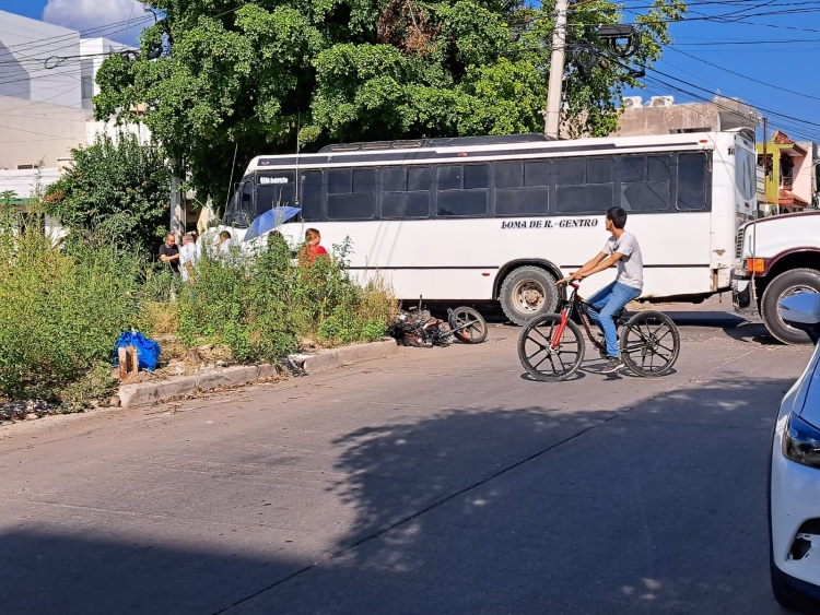 Un joven resulta con una pierna fracturada tras ser arrollado por un cami&oacute;n urbano, en la colonia Loma Bonita